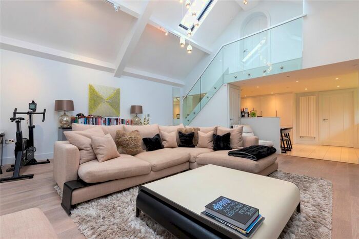 2 Bedroom Detached House To Rent In Wycombe End, Beaconsfield, Buckinghamshire, HP9