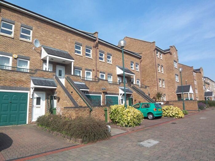 2 Bedroom Apartment To Rent In Schooner Close, Isle Of Dogs, London, E14