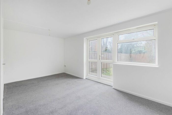 3 Bedroom Flat To Rent In Mount Close, Ealing, W5