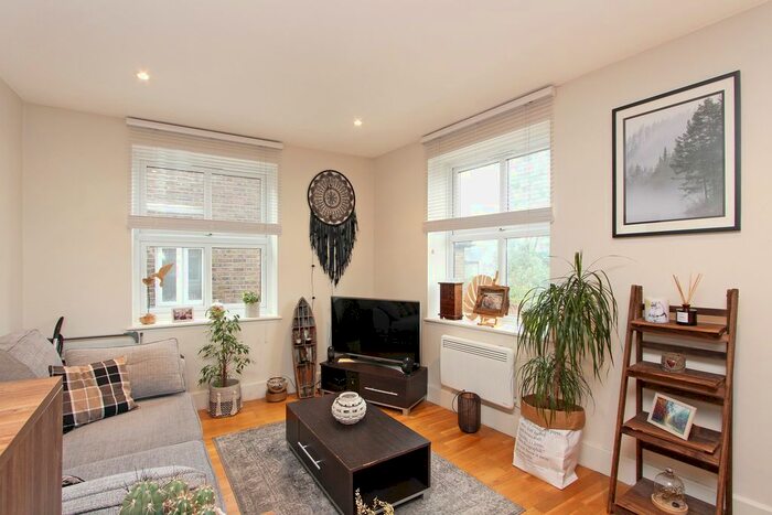 1 Bedroom Flat To Rent In Upper Richmond Road West, London, SW14