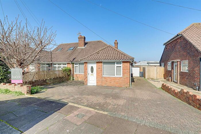 3 Bedroom Chalet For Sale In Sackville Crescent, Broadwater, Worthing, West Sussex, BN14