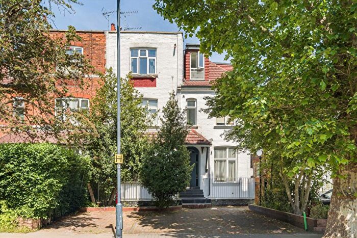3 Bedroom Flat For Sale In Chatsworth Road, London, NW2