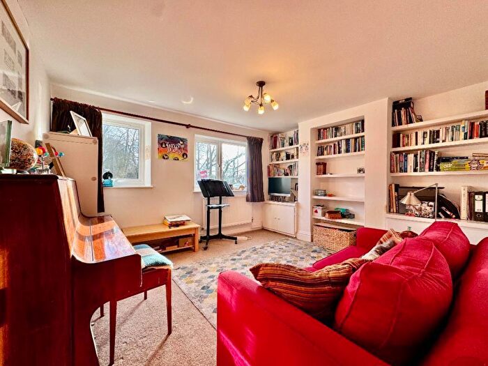 5 Bedroom Semi-Detached House For Sale In Dane Street, Luton, LU2