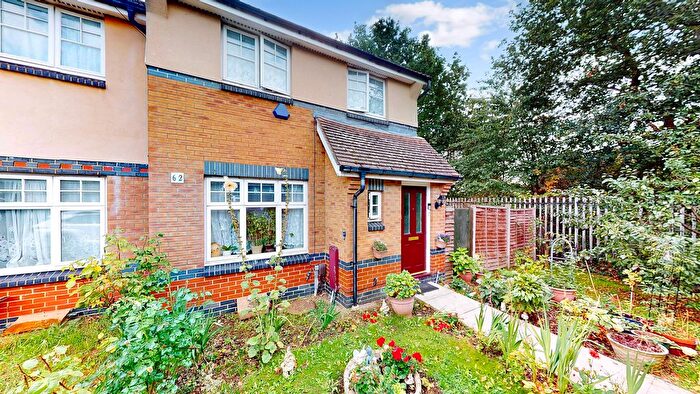 4 Bedroom Semi-detached House To Rent In Avondale Gardens, Off Wellington Road South, Hounslow, TW4