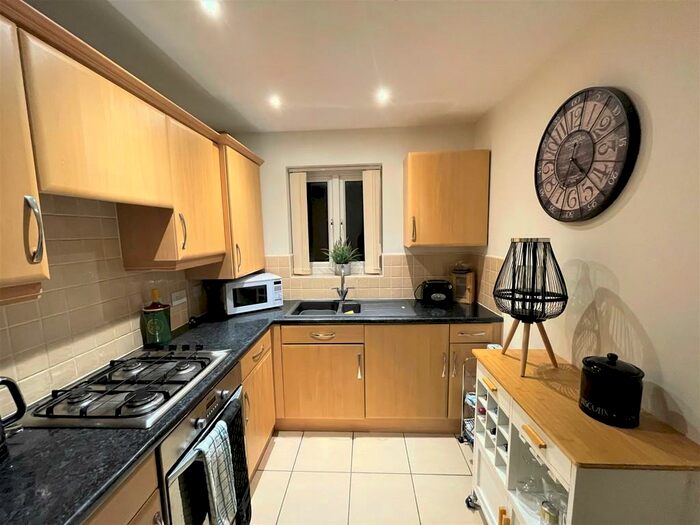 3 Bedroom Semi-Detached House To Rent In Reeves Way, Armthorpe, Doncaster, DN3