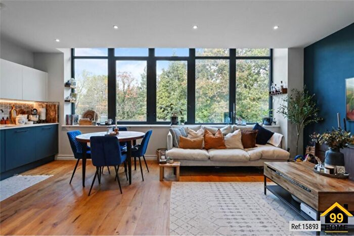 2 Bedroom Flat For Sale In Littleworth Road, Esher, Surrey, KT10