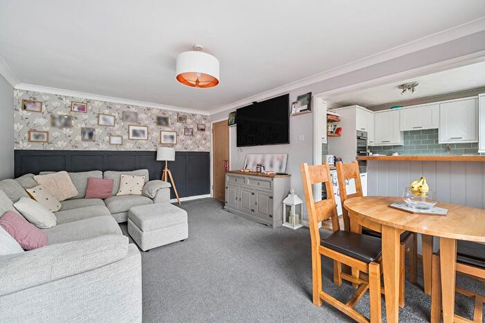 2 Bedroom Detached Bungalow For Sale In Chalk Ridge, Clanfield, Waterlooville, PO8