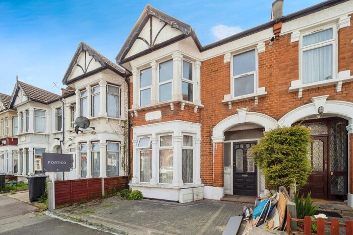 1 Bedroom Flat To Rent In Colenso Road, IG2