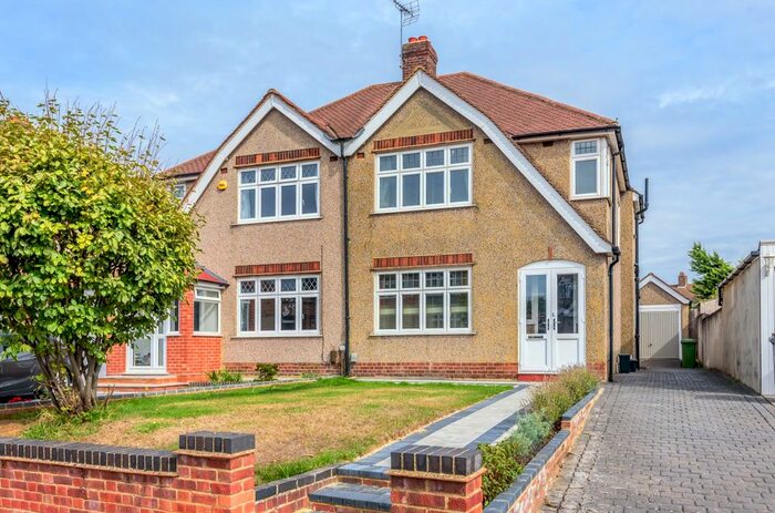 3 Bedroom Semi-Detached House To Rent In Highcombe Close, London, SE9