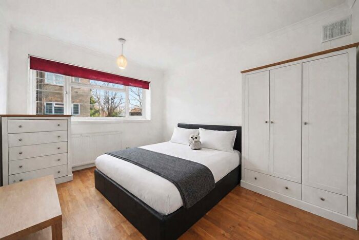 2 Bedroom Flat To Rent In Poynders Road, London, SW4