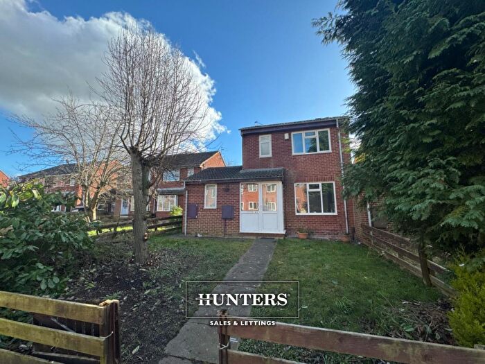 3 Bedroom Detached House To Rent In Elmton Close, Leeds, LS10