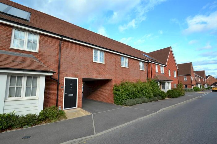 2 Bedroom Flat To Rent In Whittaker Drive, Horley, RH6