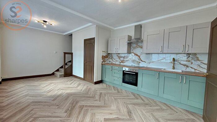 2 Bedroom Flat To Rent In Hartington Court, Lansdowne Way, London, SW8