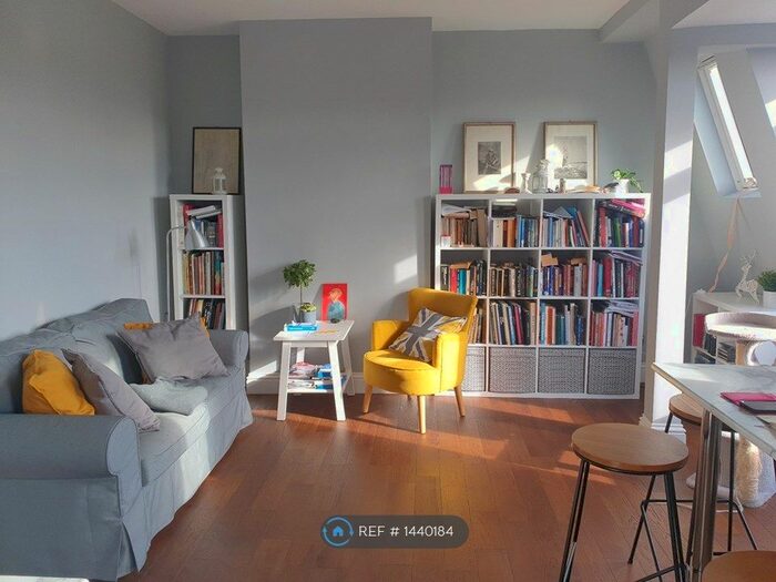 3 Bedroom Flat To Rent In High Street, Teddington, TW11