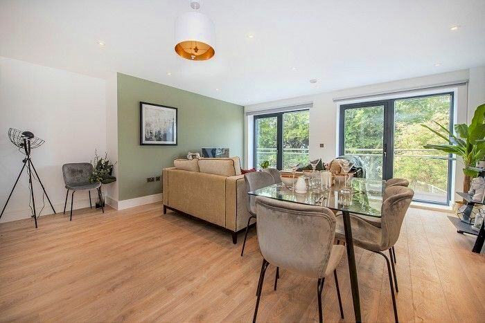 3 Bedroom Flat To Rent In Steeplands, Bushey, WD23