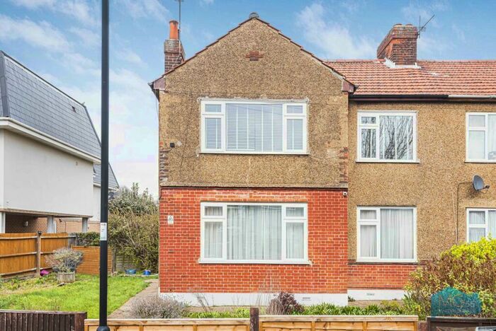 2 Bedroom Apartment To Rent In Lincoln Way, Enfield, EN1