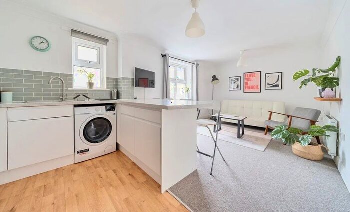 2 Bedroom Flat To Rent In West Gardens, London, E1W