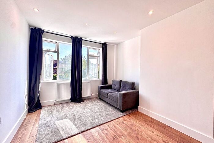 1 Bedroom Flat To Rent In Great North Way, London, NW4