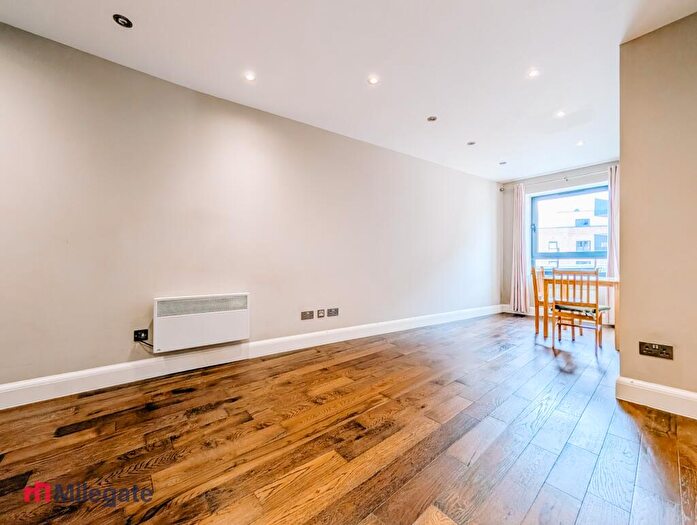 1 Bedroom Flat To Rent In High Street, Brentwood, CM14