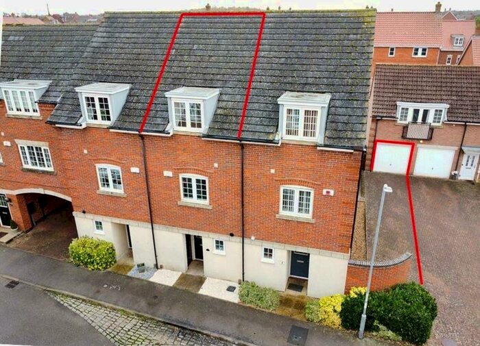 3 Bedroom Town House To Rent In Honeysuckle Road, Desborough, Kettering, NN14