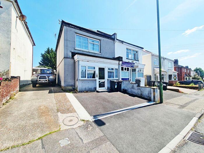 3 Bedroom House To Rent In Three Bedroom Student House, Winton (), P04