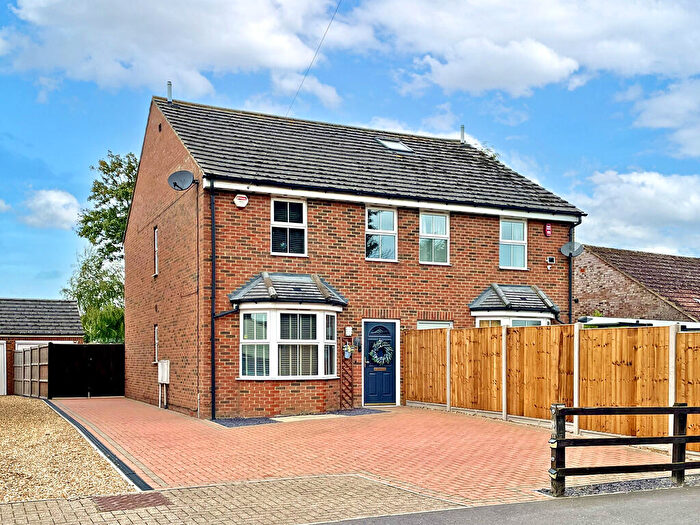 4 Bedroom Semi-Detached House For Sale In Hitchin Road, Central Bedfordshire, SG18