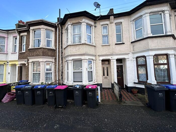 1 Bedroom Flat For Sale In B Beresford Road, Southend-On-Sea, Essex, SS1