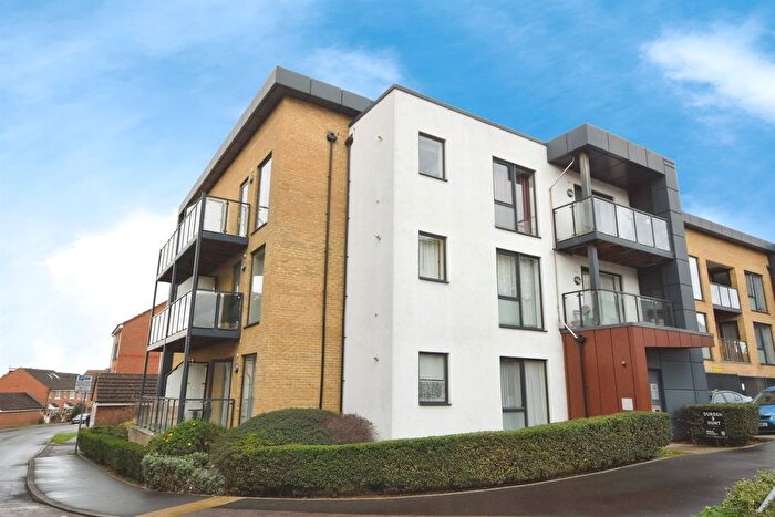 2 Bedroom Flat For Sale In Larch Place, Romford, RM3