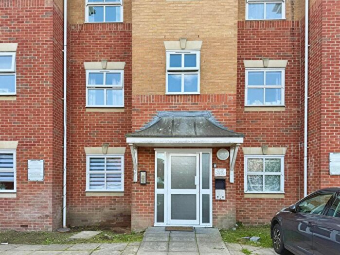 2 Bedroom Flat To Rent In Botham Drive, Slough, SL1