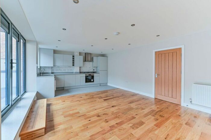 2 Bedroom Flat To Rent In Tooting High Street, Tooting, London, SW17