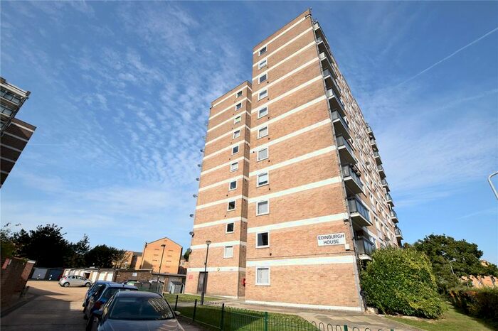 2 Bedroom Flat To Rent In Elvet Avenue, Romford, RM2