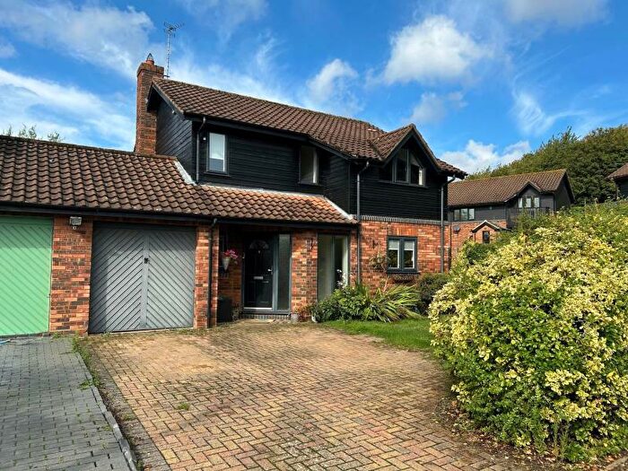 3 Bedroom Link Detached House To Rent In Metcalfe Grove, Blakelands, MK14