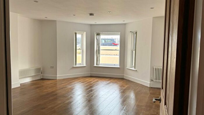 2 Bedroom Flat To Rent In Cavendish House, Marine Parade, Worthing, BN11