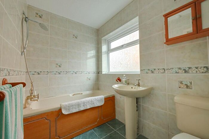 3 Bedroom Chalet For Sale In Junction Road, Burgess Hill, RH15