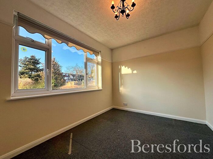 3 Bedroom Bungalow For Sale In Alma Avenue, Hornchurch, RM12