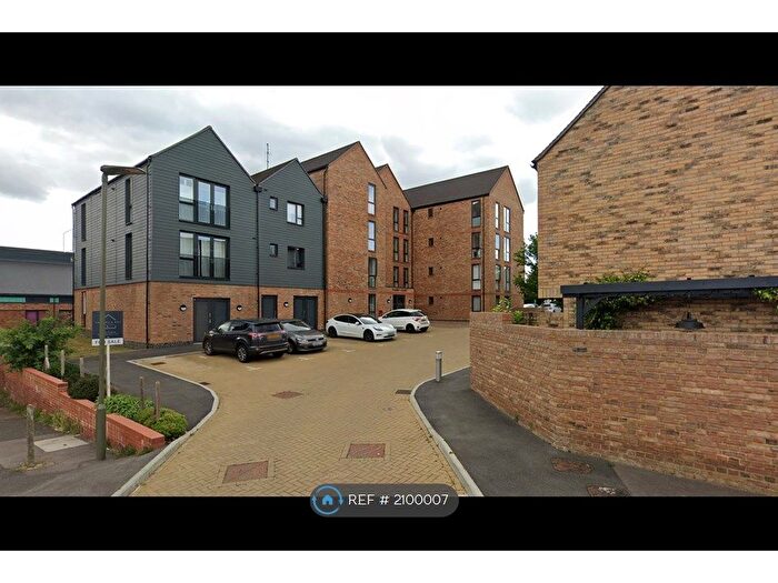 2 Bedroom Flat To Rent In Nailsworth Crescent, Merstham, Redhill, RH1
