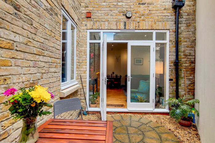 2 Bedroom Flat To Rent In Mount Pleasant Crescent, London, N4