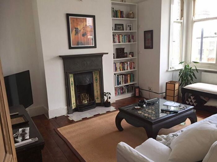2 Bedroom Flat To Rent In Dumbarton Road, London, SW2