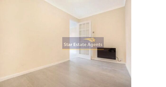 1 Bedroom Flat For Sale In Chichester Court, Whitchurch Lane, Edgware, London, HA8