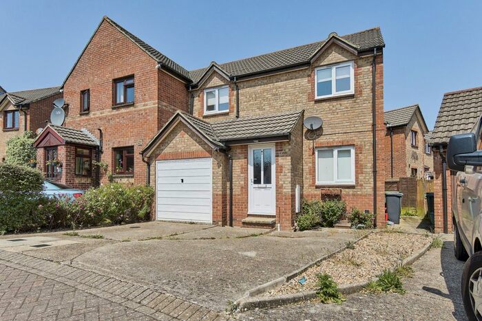 3 Bedroom Semi-Detached House To Rent In The Finches, Newport, PO30