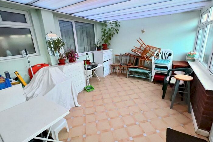 2 Bedroom Bungalow For Sale In King Harolds Way, Bexleyheath, DA7