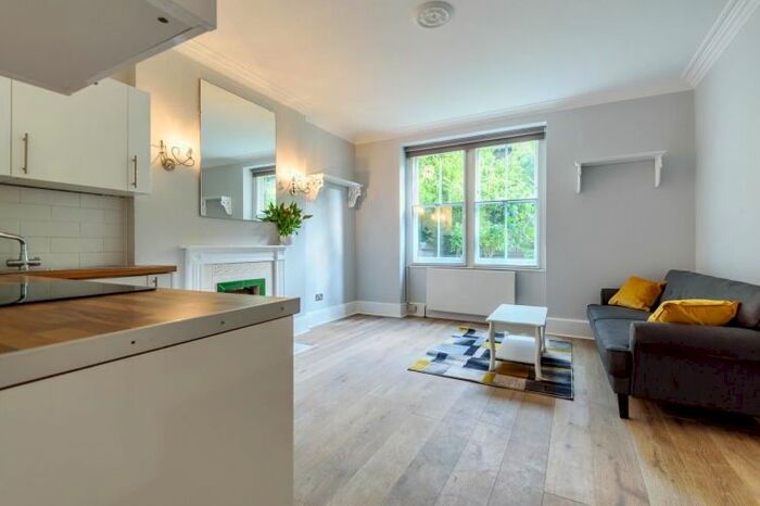 2 Bedroom Flat To Rent In Maida Avenue, London, W2