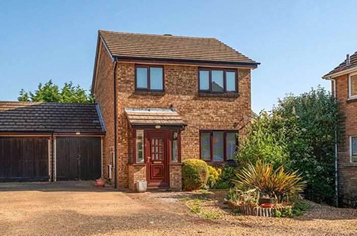 3 Bedroom Detached House For Sale In Witham Close, Bedford, MK41