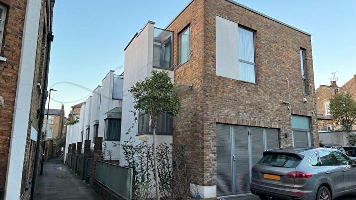 4 Bedroom Town House For Sale In College Yard, Kentish Town, NW5