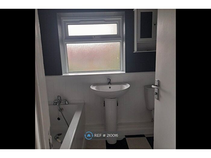 4 Bedroom End Terrace House To Rent In Flimwell Close, Bromley, BR1