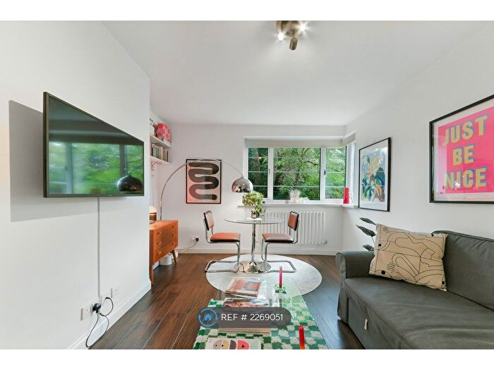 2 Bedroom Flat To Rent In Benhurst Court, London, SW16