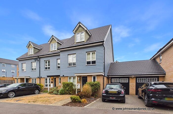 3 Bedroom Town House For Sale In Kennett Lane, Chertsey, KT16