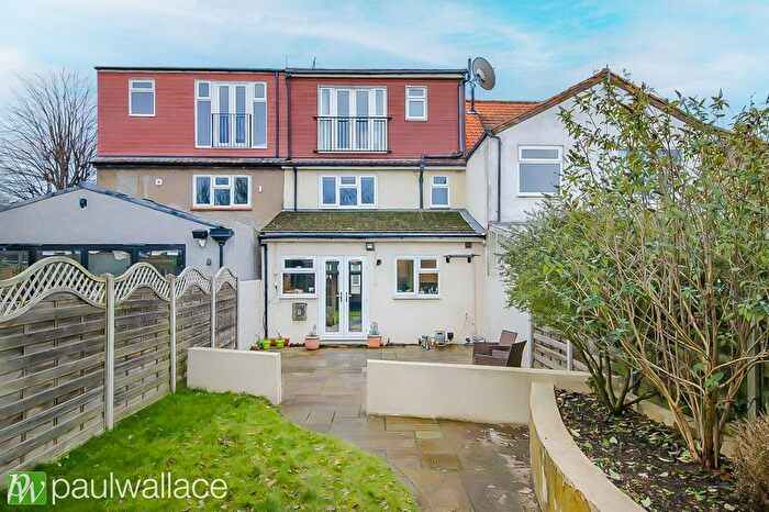 4 Bedroom Terraced House For Sale In River Avenue, Hoddesdon, EN11