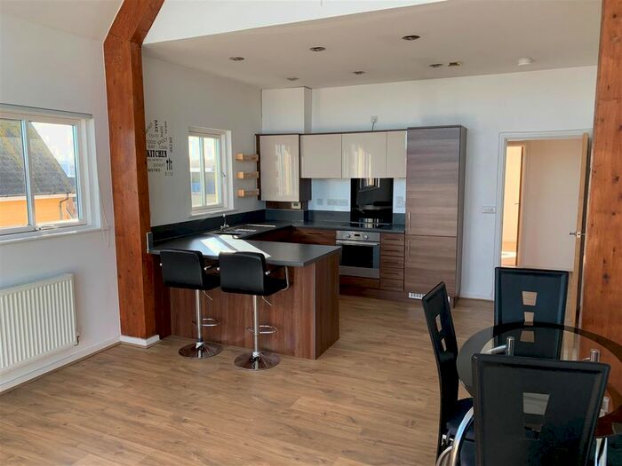 2 Bedroom Flat To Rent In Malin House, St Marys Island, Chatham Maritime ME4