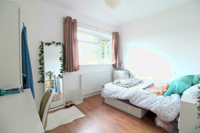 6 Bedroom Semi-Detached Bungalow To Rent In *£pppw Excl Bills - Bed On Hawton Crescent, Nottingham, NG8